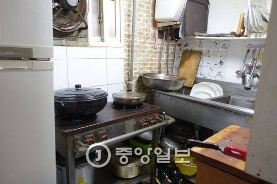 한 사람 움직이기도 좁을 것 같은 주방. 여주인은 좋은 재료로 조리를 최소화하는 것이 좋음 음식이라는 생각하기도 하지만 혼자 주점을 운영해 복잡한 음식은 할 수가 없다.