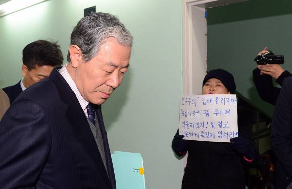 박근혜 대통령의 ‘비선 실세’ 최순실씨를 변호하는 이경재(왼쪽) 변호사가 26일 서울 서초구에 있는 자신의 사무실 앞에서 ‘민주주의 입에 올리지마’라고 적힌 손팻말을 든 한 시민에게 항의를 받고 있다. 당시 이 변호사는 최씨에 대한 특검의 강압수사를 비판하는 기자회견을 한 뒤 사무실로 들어가는 중이었다.정연호 기자 tpgod@seoul.co.kr
