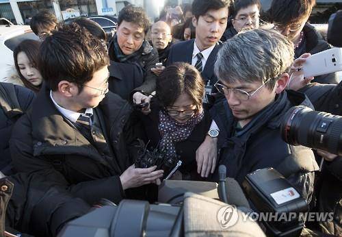 (서울=연합뉴스) 윤동진 기자 = 저서 '제국의 위안부’로 명예훼손혐의를 받는 박유하 세종대 교수가 25일 오후 서울동부지방법원에서 열린 1심 선고공판에서 무죄 판결을 받은 후 법원을 나서고 있다. 2017.1.25  mon@yna.co.kr  (끝)