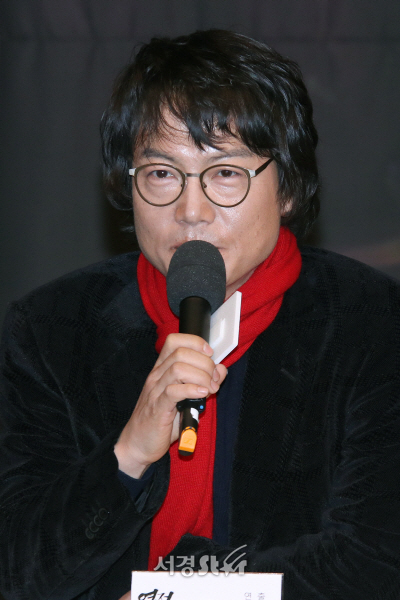 김진만 PD가 25일 열린 MBC 새 월화특별기획 ‘역적: 백성을 훔친 도적’ 제작발표회에서 인사말을 하고 있다. / 사진 = 오훈 기자