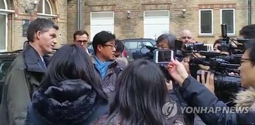 정유라 구금 재연장 설명하는 담당 검사         (올보르=연합뉴스) 김유원 통신원 = 덴마크 검찰의 요청으로 30일 오전(현지시간) 올보르 지방법원에서 열린 정유라 씨 구금 재연장 심리가 끝난 뒤 담당 검사인 데이비드 슈미트 헬프런드가 구금 재연장 결정에 대해 설명하고 있다. 법원은 정 씨를 2월 22일까지 구금하기로 결정했다. 2017.1.30     photo@yna.co.kr