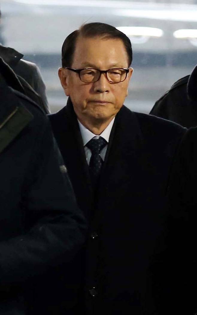 김기춘 전 청와대 비서실장이 구속 전 피의자심문(영장실질심사)을 받기 위해 지난 20일 오전 서울 서초동 서울중앙지방법원으로 들어서고 있다. 박종식 기자 anaki@hani.co.kr