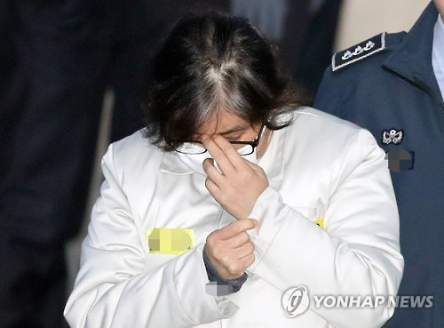 (서울=연합뉴스) 임헌정 기자 = '국정농단' 사태의 주범 '비선실세' 최순실 씨가 31일 서울 서초동 서울중앙지법에서 열린 8회 공판에 출석하기 위해 호송차에서 내려 법정으로 향하고 있다. 2017.1.31      kane@yna.co.kr