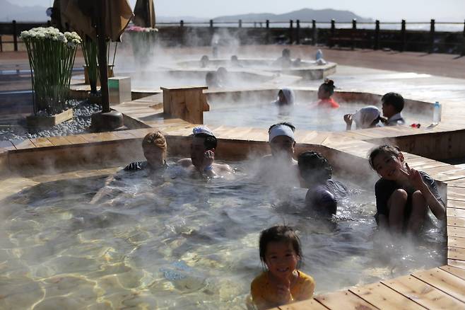 지난 1월20일 문 연 인천 강화군 석모도 바닷가 ‘석모도 미네랄온천’의 노천탕. 15개의 노천욕조가 있다.