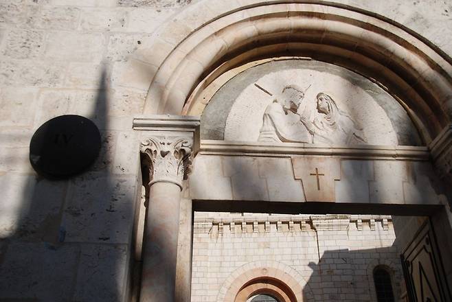 십자가를 짊어진 예수가 어머니 마리아와 마주친 곳은 십자가의 길 제4처다.