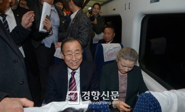 반기문 전 UN사무총장과 유순택 여사가 12일 인천국제공항에서 공항철도를 타고 서울역으로 이동하고 있다./ 이준헌 기자