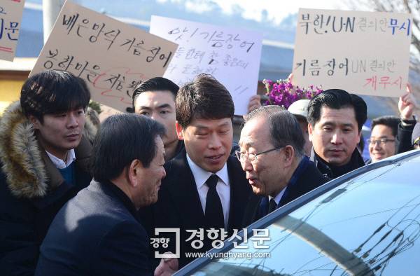 17일 반기문 전UN사무총장이 경남 김해시 봉하마을 고(故)노무현 전대통령 묘역을 참배하기 위해 차량에서 내리고 있다.●/ 김창길 기자 cut@kyunghyang.com