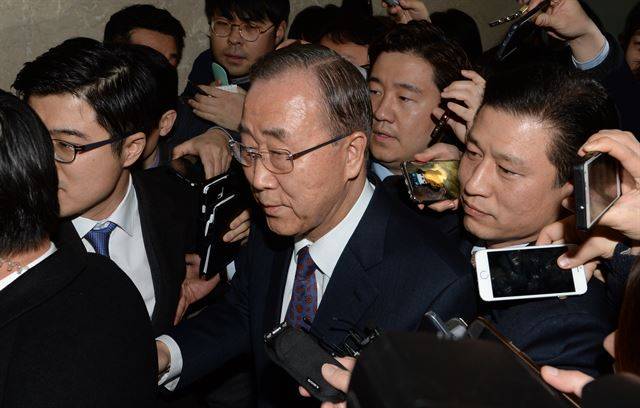 반기문 전 유엔 사무총장이 1일 국회 정론관에서 대선 불출마 선언을 한 뒤 기자들의 질문 공세를 뒤로 한 채 건물을 나서고 있다. 오대근 기자 inliner@hankookilbo.com