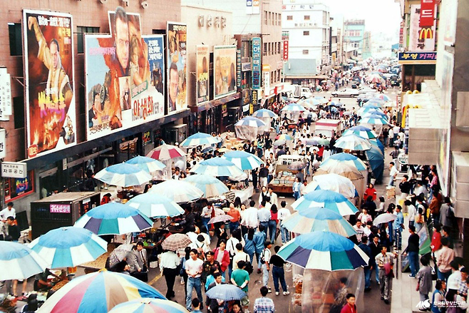 부산 중구 남포동 일대에 위치한 비프(BIFF) 광장의 1990년대 모습 (출처:한국학중앙연구원)