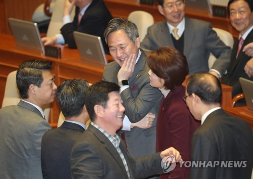 미소짓는 표창원 의원      (서울=연합뉴스) 신준희 기자 = 더불어민주당 표창원 의원이 3일 오전 국회 본회의장에서 열린 2월 임시국회 교섭단체 대표 연설에 참석, 동료 의원들과 대화를 하고 있다.        hama@yna.co.kr
