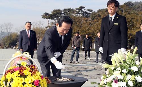 (김해=연합뉴스) 최병길 기자 = 정세균 국회의장이 4일 경남 김해시 진영읍 봉하마을 고 노무현 전 대통령 묘역에 분향하고 있다. 2017.2.4   choi21@yna.co.kr