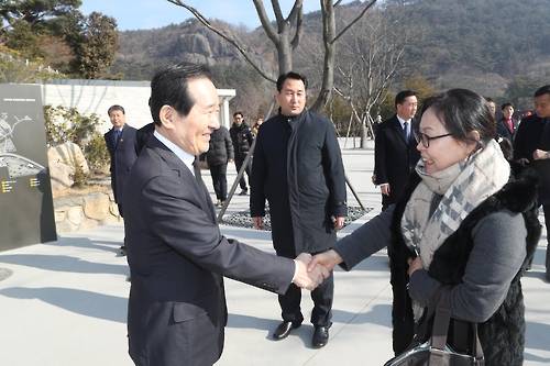 (김해=연합뉴스) 최병길 기자 = 정세균 국회의장이 4일 경남 김해시 진영읍 봉하마을 고 노무현 전 대통령 묘역을 찾은 참배객과 반갑게 인사하고 있다. 2017.2.4   choi21@yna.co.kr