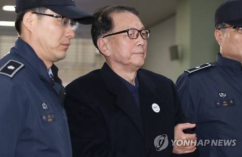 김기춘 전 대통령 비서실장이 지난 4일 오후 서울 강남구 대치동 박영수 특별검사 사무실로 소환되고 있다.[연합뉴스 자료사진]