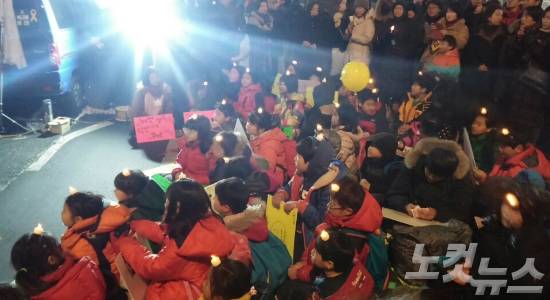 박근혜 대통령 퇴진을 촉구하는 제14차 대규모 주말 촛불집회가 열린 4일 밤 서울 광화문광장에서 전국의 초등학생 40명이 모인 가운데 '어린이 발언대, 내가 원하는 세상의 모습' 행사가 열리고 있다. (사진=이진욱 기자)