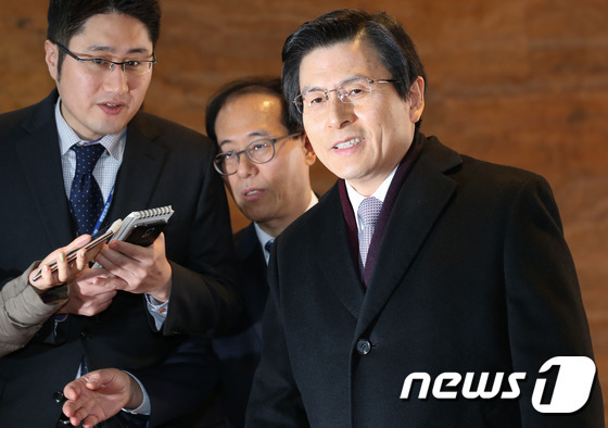 황교안 대통령 권한대행(사진 좌측)이 6일 서울 여의도 국회에서 열린 본회의에 츨석하기 위해 본청으로 들어서며 취재진의 질의에 답하고 있다. 2017.2.6/뉴스1 © News1 허경 기자