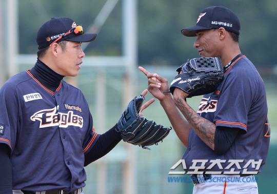 6일 일본 오키나와 고친다구장에서 한화 이글스 선수단이 스프링캠프 훈련에 임했다. 권혁과 오간도가 다정하게 대화를 나누고 있다.  오키나와(일본)=송정헌 기자 songs@sportschosun.com/2017.02.06