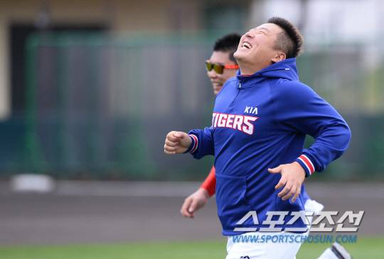 최형우 웃고는 있지만... 나지완에게 무너진 자존심은 어찌하나...