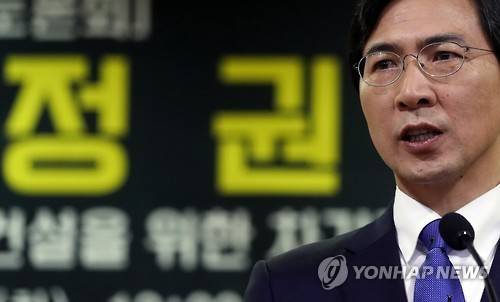 복지국가 토론회 참석한 안희정      (서울=연합뉴스) 신준희 기자 = 안희정 충남지사가 7일 오전 서울 여의도 국회 의원회관에서 '어떤 정권교체인가: 복지국가 건설을 위한 차기정부의 과제'를 주제로 열린 토론회에서 축사하고 있다. 2017.2.7      hama@yna.co.kr