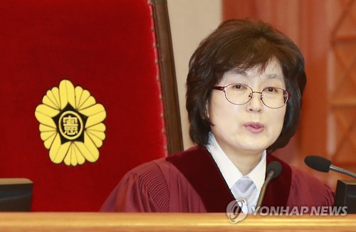 발언하는 이정미 헌법재판소장 권한대행   (서울=연합뉴스) 한종찬 기자 = 7일 오전 서울 종로구 재동 헌법재판소에서 열린 박근혜 대통령 탄핵심판 사건 11차 변론에서 이정미 헌법재판소장 권한대행이 발언하고 있다. 2017.2.7  saba@yna.co.kr  (끝)