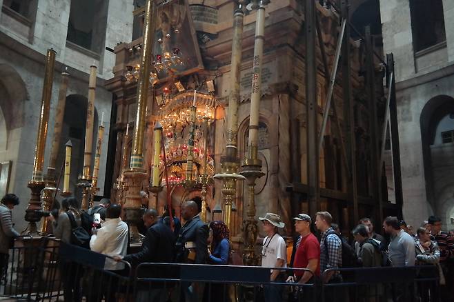 무덤동굴을 품고서 작은 건축물이 세워져 있었다. 입구 위에는 부활한 예수의 성화가 걸려 있다.