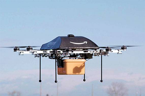 아마존의 ‘드론 택배’는 고객이 아마존고에서 구입한 물건을 원하는 장소로 배송해 준다.