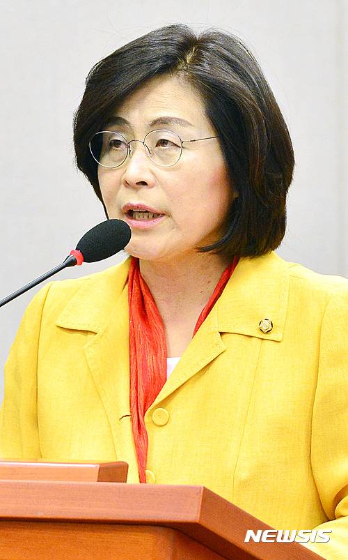 【서울=뉴시스】배훈식 기자 = 유승희 정치발전특별위원회 제2소위원장이 19일 오전 서울 여의도 국회에서 열린 특위 전체회의에 참석해 심사결과 보고를 하고 있다.   이날 특위는 국회의원 특권개혁과 선거제도 개혁 등 각 소위 심사결과를 보고하고 논의했다. 2016.10.19.   dahora83@newsis.com