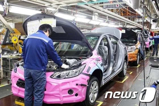 한국지엠은 6일 군산공장에서 준중형 세단 '올 뉴 크루즈(All New Cruze)의 양산을 시작했다. © News1
