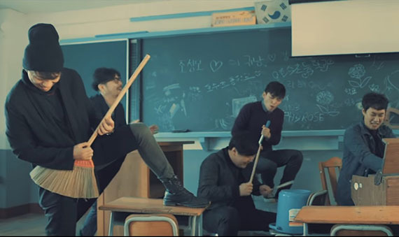 아프로밴드의 ‘런 보이’ 뮤비 . 조성모가 연출했다.
