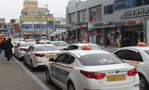 서산 시외버스 터미널에서 승객을 기다리고 있는 택시들.