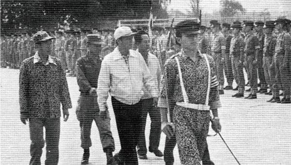 1975년 경기고 학도호국단 연대장(총학생회장에 해당) 때의 황교안 총리(맨 앞쪽 어깨띠와 완장을 찬 이)의 모습. 경기고 72회 졸업앨범 갈무리