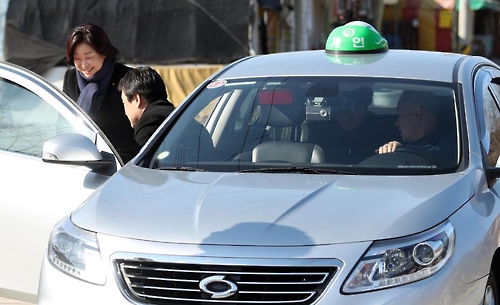 (김해=연합뉴스) 김동민 기자 = 정의당 대선주자인 심상정 대표가 택시를 타고 10일 오전 경남 김해시 봉하마을에 도착하고 있다. 심 대표는 는 길에 차 배터리가 방전돼 택시를 탔다고 말했다. 2017.2.10   image@yna.co.kr