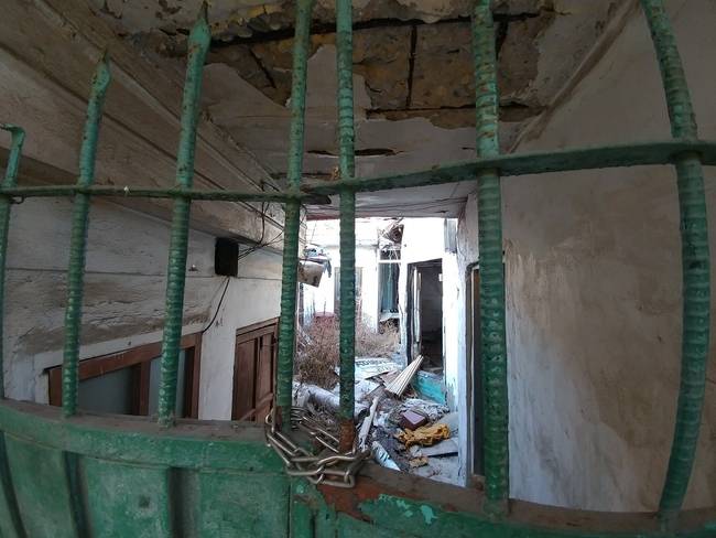 수도권 지하철 1호선 도원역에서 멀지 않은, 인천 남구 숭의동 ‘석정마을’ 내 한 빈집. 지난 6일 대문이 쇠사슬로 채워져 있는 집 마당엔 각종 생활폐기물이 버려져 있고 잡풀이 무성하다. 한눈에 빈집임을 알 수 있다. 석정마을 일대엔 80개가량의 저층 주택이 모여 있는데 주변 대로와 맞닿은 몇 곳의 집을 제외하곤 모두 사람이 살지 않는 빈집이다.