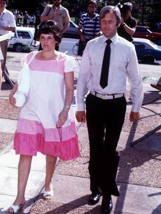 1982년 9월 재판을 받던 때의 린디(왼쪽)와  마이클 챔버레인. 임신중이던 린디는 종신형을 선고 받고 그 해 말 감방에서 딸을 출산했다. 위 동영상.