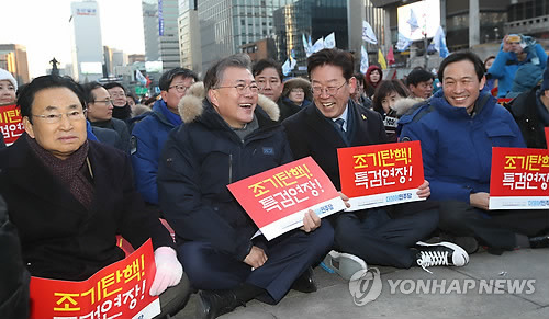 촛불집회 참석한 문재인과 이재명      (서울=연합뉴스) 박동주 기자 = 더불어민주당 문재인 전 대표(왼쪽 두번째부터)와 이재명 성남시장, 우상호 원내대표가 11일 오후 광화문 광장에서 열린 박근혜 대통령 퇴진촉구 촛불집회에 참석, 자리에 앉아 있다. 2017.2.11      pdj6635@yna.co.kr