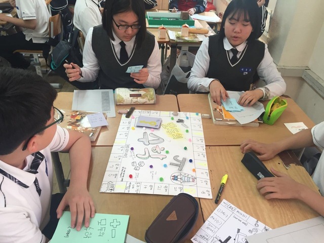 대전 가오중 학생들이 수학적 개념을 활용해 보드게임 만들기 활동을 하고 있다. 장소영 교사 제공