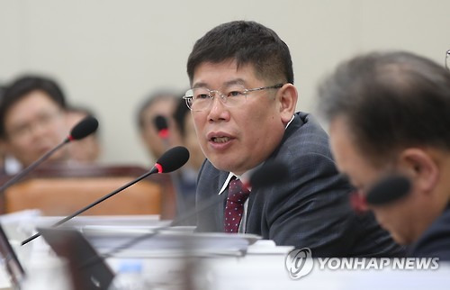 (서울=연합뉴스) 김도훈 기자 = 14일 오후 서울 여의도 국회에서 열린 미래창조과학방송통신위원회 전체회의에서 국민의당 김경진 의원이 공영방송법 처리를 위한 안건조정위원회 구성 문제에 대한 의사진행발언을 하고 있다.      이날 미방위는 법안상정 및 미래창조과학부 업무현황보고가 예정됐지만 공영방송법을 둘러싼 설전으로 약 개회 1시간 30분 만에 정회됐다. 2017.2.14      superdoo82@yna.co.kr