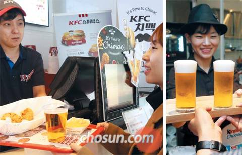 서울 KFC 여의도점에서 한 직장인이 치맥(치킨과 맥주) 세트를 주문하고 있다(왼쪽). 커피 전문점 폴바셋도 작년 3월부터 생맥주를 팔기 시작했다. /김연정 객원기자