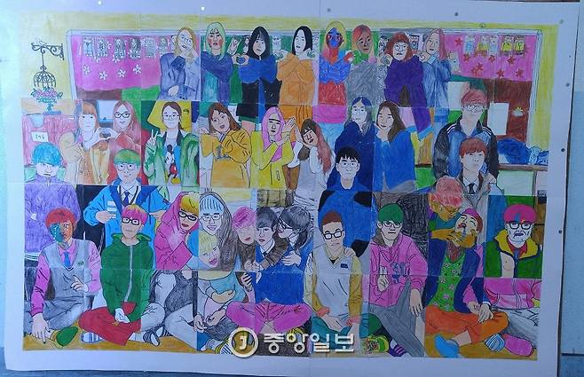 호곡중 3학년 7반의 졸업 협동 그림. 반별로 단체사진을 찍은 뒤 구역을 나눠 그림을 그리고 다시 합쳐 교실 밖에 전시했다.