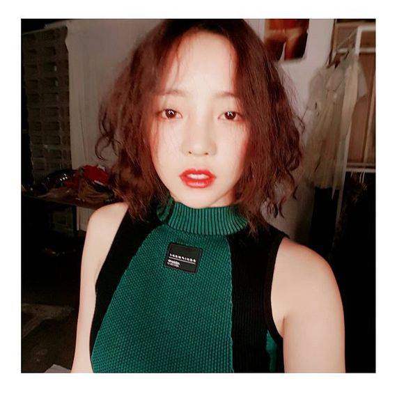 어깨 기장의 헤어에 자연스러운 히피펌을 더한 구하라[사진 구하라 인스타그램 @koohara_]