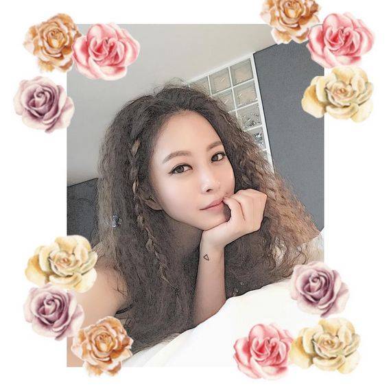 작게 땋은 머리를 더해 로맨틱한 느낌의 히피펌을 선보인 한예슬[사진 한예슬 인스타그램 @han_ye_seul]