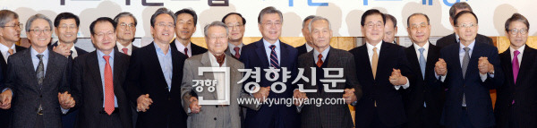 ‘국민 아그레망’ 출범 더불어민주당 문재인 전 대표(가운데)가 16일 서울 중구 한국프레스센터에서 열린 외교자문그룹 ‘국민 아그레망’ 발족식에 참석해 자문그룹인사들과 손을 잡고 웃고 있다. 서성일 기자 centing@kyunghyang.com