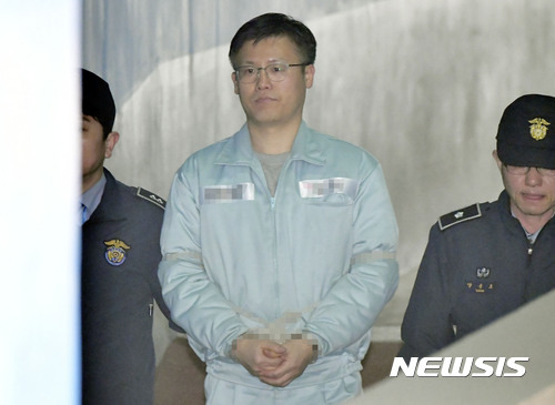 【서울=뉴시스】최동준 기자 = 최순실에 청와대 문건을 넘겨준 혐의를 받고 있는 정호성 전 청와대 비서관이 16일 재판을 받기 위해 서울 서초동 서울중앙지방법원으로 들어서고 있다. 2017.02.16.   photocdj@newsis.com