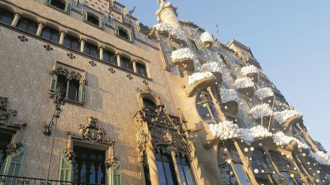 그라시아 거리에 있는 가우디 건축물 카사 바트요(오른쪽). 겨울이라 눈 장식을 했다.