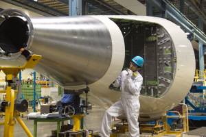 대한항공 직원들이 부산테크센터에서 보잉 787 항공기에 사용되는 후방동체 구조물을 제작하고 있다.   대한항공 제공