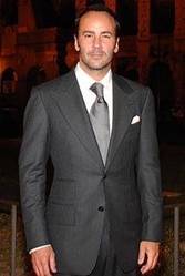 회색과 흰색의 심플한 컬럽 배합과 완벽한 수트핏의 조화.