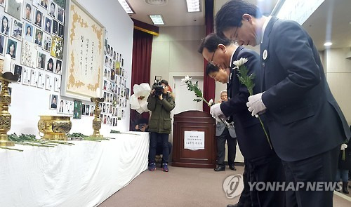 (대구=연합뉴스) 손대성 기자 = 18일 대구도시철도공사 강당에서 열린 대구지하철중앙로역 화재참사 14주기 추모식에서 바른정당 유승민(오른쪽부터) 의원, 더불어민주당 김부겸 의원, 무소속 홍의락 의원이 헌화하고 있다. 2017.2.18