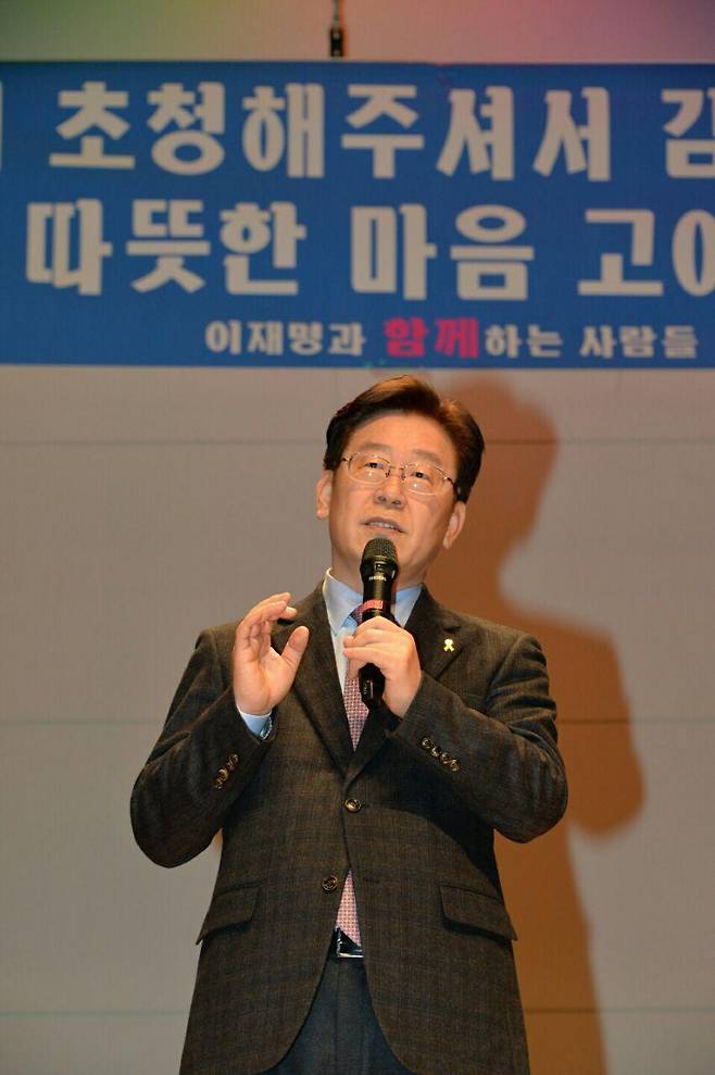 이재명 성남시장이 11일 전북 익산시 원광대에서 열린 지지 강연에 참석해 지지자들의 질문에 답하고 있다.