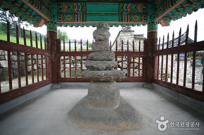 경남 김해 김수로왕비릉 앞의 파사석탑. ©한국관광공사