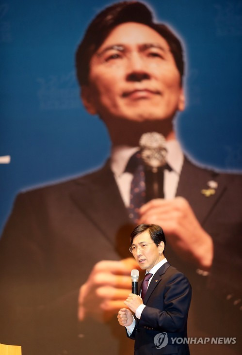 (부산=연합뉴스) 김재홍 기자 = 안희정 충남지사가 19일 오후 부산대 10.16 기념관에서 열린 토크콘서트에서 발언하고 있다. 2017.2.19      pitbull@yna.co.kr