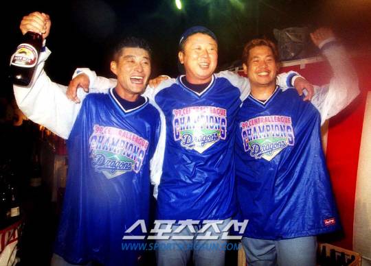1999년 센트럴리그 우승을 차지한 주니치. 한국인 삼총사 이종범·선동열·이상훈이 우승 세리머니에서 함께 샴페인을 터트리며 환호하고 있는 모습.